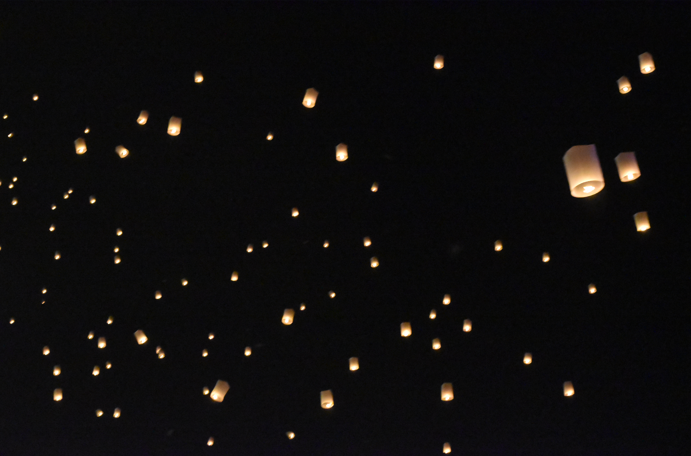 Milhares de lanternas de papel subindo no céu durante o festival das lanternas Yi Peng, em Chiang Mai, Tailândia Festival das Lanternas
