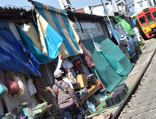 Mercado flutuante e mercado do trem saindo de Bangkok