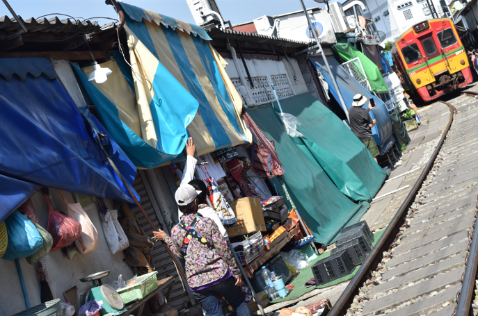 Mercado flutuante e mercado do trem saindo de Bangkok